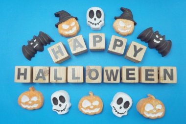 Mavi arkaplanda Cadılar Bayramı alfabesi harfiniz kutlu olsun.