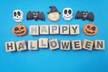 Mavi arkaplanda Cadılar Bayramı alfabesi harfiniz kutlu olsun.