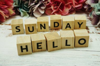 Merhaba ahşap zemin üzerinde Pazar alfabesi harfi