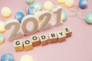 Elveda 2021 alfabe harfleri üzerinde pembe arkaplan olan uzay kopyası