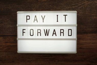 Kelimeyi ahşap arka planda uzay kopyasıyla ışık kutusuna yönlendir