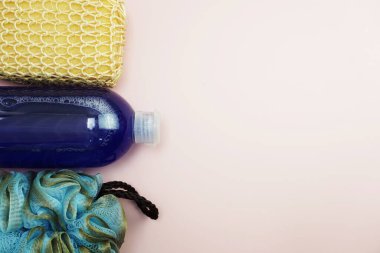 Duş aksesuarları pembe arka planda banyo öğeleri