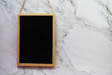 Mermer duvar dokusu arka planında boş siyah tahta