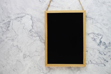 Beton duvar dokusu arka planında boş siyah tahta