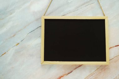Mermer duvar dokusu arka planında boş siyah tahta