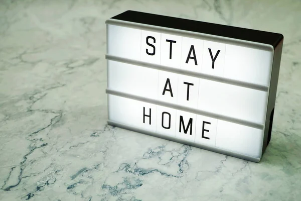 Μείνετε Στο Σπίτι Λέξη Γράμμα Στο Φως Κουτί Μαρμάρινο Φόντο — Φωτογραφία Αρχείου