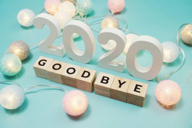 Elveda 2020 alfabe harfleri ve mavi arkaplanda uzay kopyası