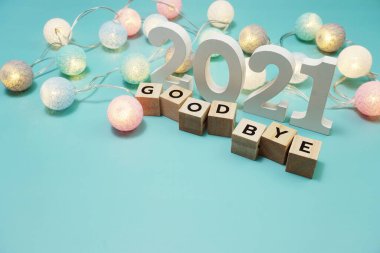 Elveda 2021 alfabe harfleri ve mavi arkaplanda uzay kopyası