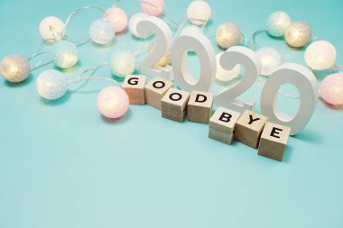 Elveda 2020 alfabe harfleri ve mavi arkaplanda uzay kopyası