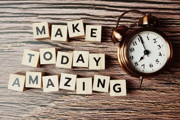 Make Today Incredibile Lettera Alfabeto Con Sveglia Sfondo Legno — Foto Stock