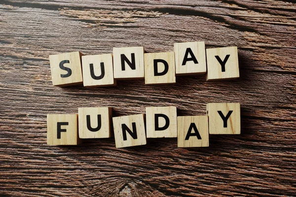 Sunday Funday Buchstabe Auf Holzgrund — Stockfoto