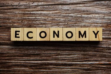 Ahşap arka planda ekonomi alfabesi harfi