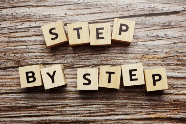 Ahşap arkaplanda Adım Adım alfabesi harfi