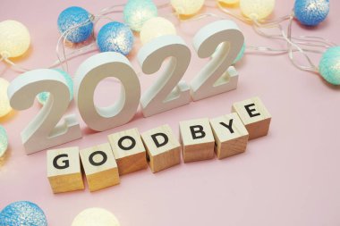 Elveda 2022 alfabe harfleri üzerinde pembe arkaplan olan uzay kopyası