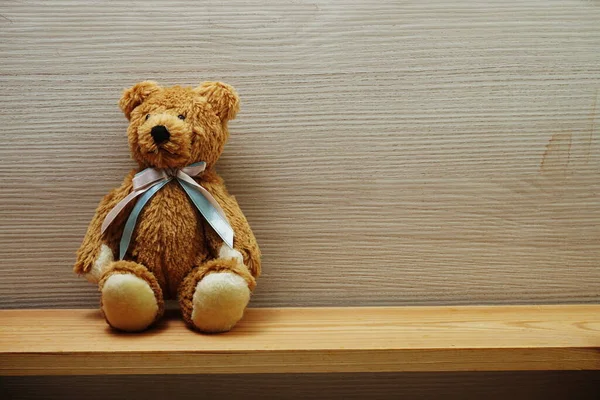 Teddy Bear Med Utrymme Kopia Trähyllor Bakgrund — Stockfoto