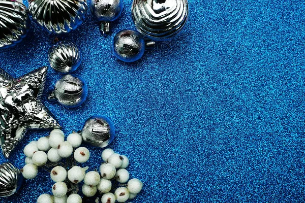 Palline Natale Decorazione Ornamenti Con Copia Spazio Sfondo Blu Glitter — Foto Stock