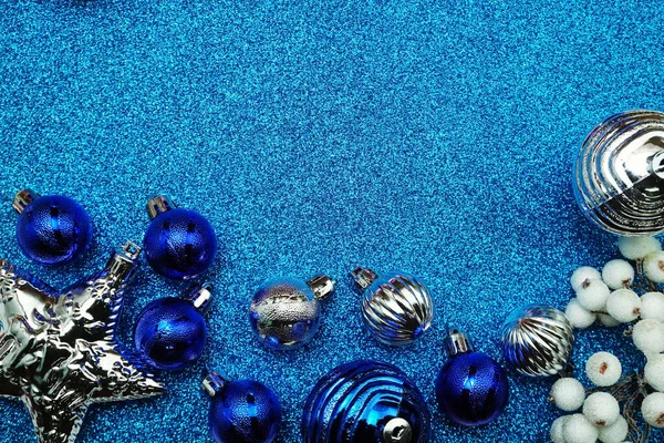 Weihnachtskugeln Dekoration Ornamente Mit Raum Kopie Auf Blauem Glitzerhintergrund — Stockfoto