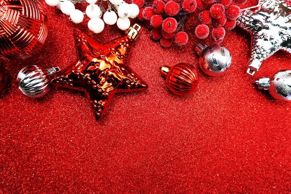 Rode Kerstballen Decoratie Ornamenten Met Ruimte Kopie Rode Glitter Achtergrond — Stockfoto