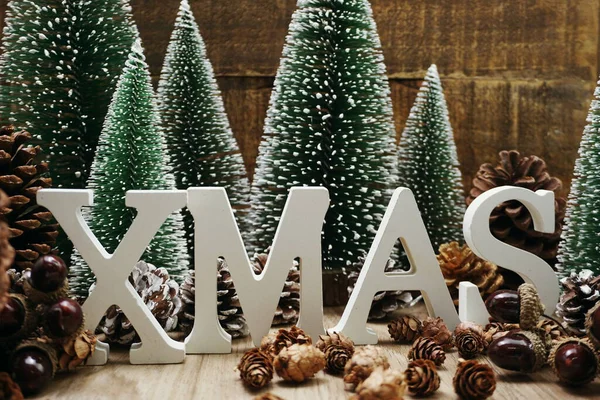 Χριστουγεννιάτικη Διακόσμηση Χριστουγεννιάτικο Δέντρο Και Κουκουνάρια Ξύλινο Φόντο — Φωτογραφία Αρχείου
