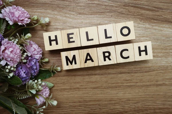 Hallo März Alphabet Buchstaben Mit Blumenschmuck Auf Holzgrund — Stockfoto