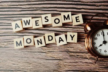 Ahşap zemin üzerinde alarm saati olan harika bir Pazartesi alfabesi harfi