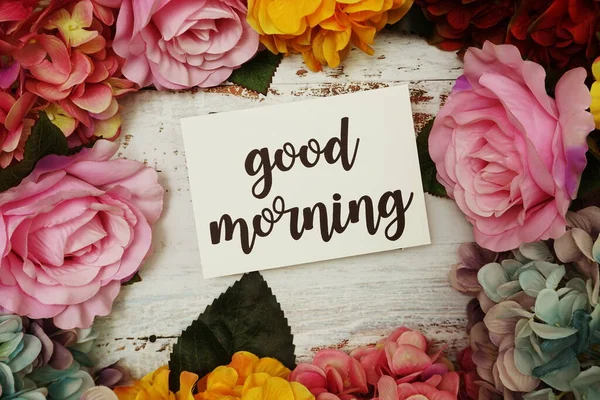 Renkli çiçekli Günaydın Kart Tahta arka planda kenar çerçeve