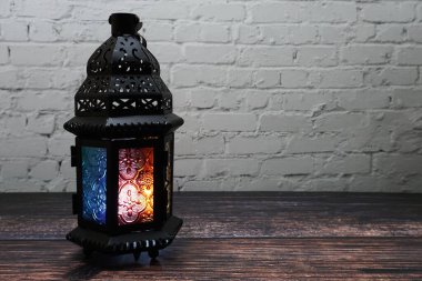 Ahşap arka planda Ramazan Feneri Arapça dekorasyonu