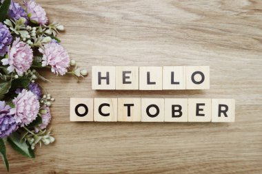 Merhaba Ekim alfabesi harfleri ahşap arka planda