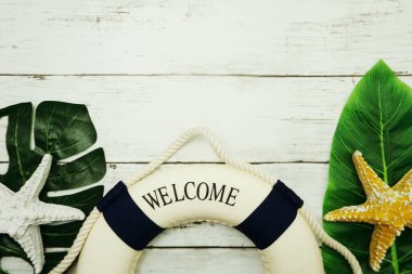 Ahşap arka planda yaşam alanı ve tropikal yeşil yaprak