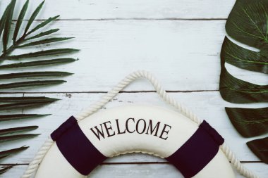 Ahşap arka planda yaşam alanı ve tropikal yeşil yaprak