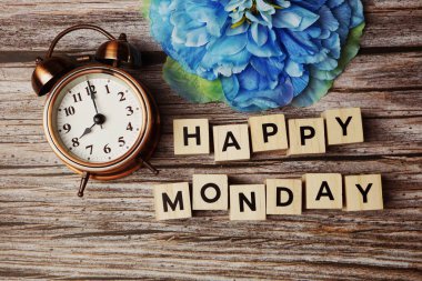 Ahşap zemin üzerinde alarm saati olan Pazartesi alfabesi mektubunuz kutlu olsun.