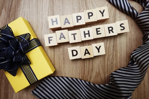 Happy Father Day Αλφάβητο Γράμματα Γραβάτα Και Κουτί Δώρου Ξύλινο — Φωτογραφία Αρχείου