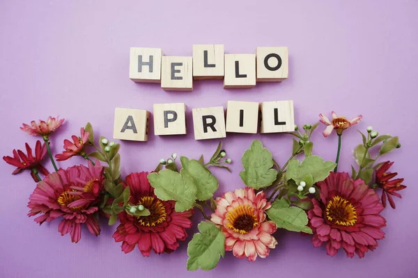 Hallo April Alphabet Buchstaben Mit Rosa Blumendekoration Auf Lila Hintergrund — Stockfoto