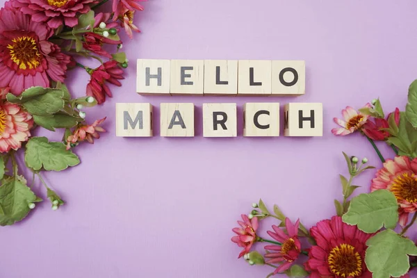 こんにちは紫色の背景にピンクの花の装飾が施された3月のアルファベット文字 — ストック写真