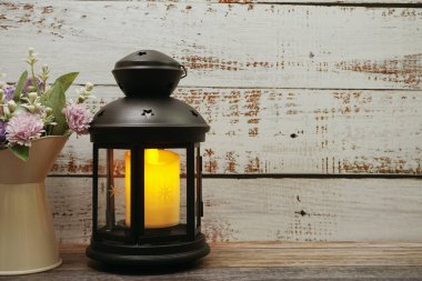 Ahşap zemin üzerinde yer kopyası olan mumlarla Kara Fener dekoratifi