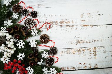 Tahta çayırlarda Noel süsü çerçevesi