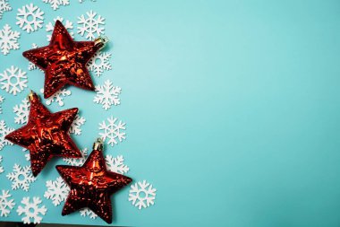 Mavi arka planda Noel süslemeleri aksesuarları olan düz bir kompozisyon