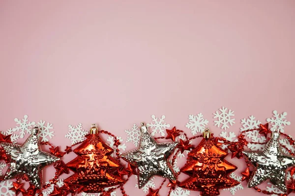 ピンクの背景にクリスマスの装飾アクセサリーとフラットレイアウト組成 — ストック写真