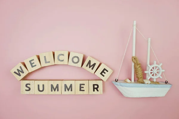 Willkommen Sommer Nachricht Alphabet Buchstabe Mit Segelboot Auf Rosa Hintergrund — Stockfoto