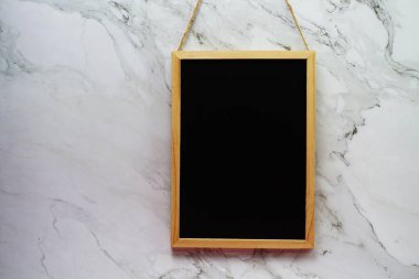 Mermer duvar dokusu arka planında boş siyah tahta