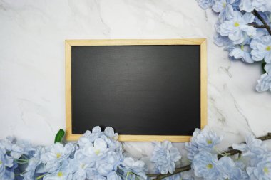 Siyah tahta ve çiçek buketi süslemesi.