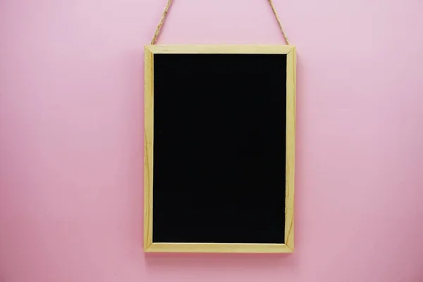 Пустая Черная Доска Фоне Розовой Стены — стоковое фото