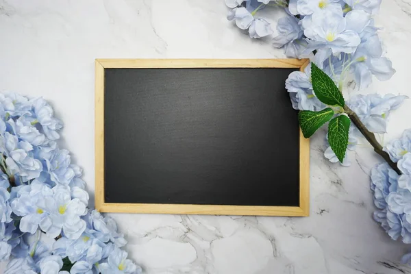 Siyah tahta ve çiçek buketi süslemesi.