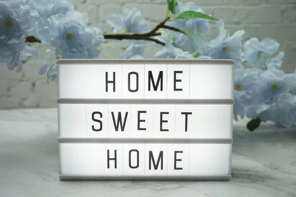 Home Sweet Home Palabra Caja Luz Con Decoración Flores — Foto de Stock