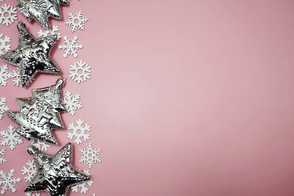 Platte Lay Compositie Met Kerstversiering Accessoires Roze Achtergrond — Stockfoto