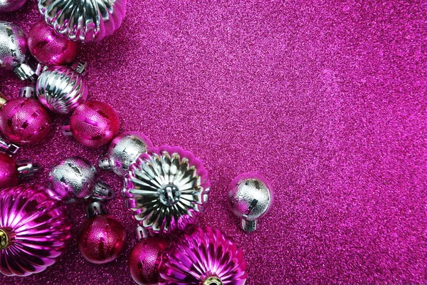 Weihnachtskugeln Komposition Dekoration Ornamente Mit Raum Kopie Auf Rosa Glitter — Stockfoto