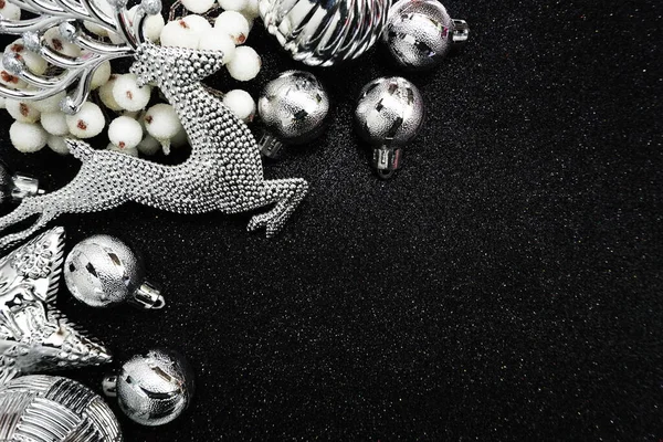 圣诞球和麋鹿圣诞装饰品 带有黑色闪光背景的太空复制品 — 图库照片