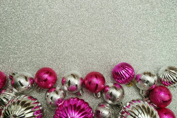 Gümüş Parıltı Arka Planında Uzay Kopyasıyla Süslenmiş Pembe Noel Topları — Stok fotoğraf