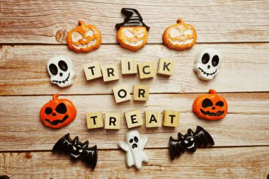 Cadılar Bayramı konsepti düz yatıyordu Tahta arka planda şaka ya da şeker alfabesi harfleri