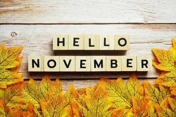 Happy November Abjad Huruf Dengan Maple Daun Dekorasi Pada Latar — Stok Foto